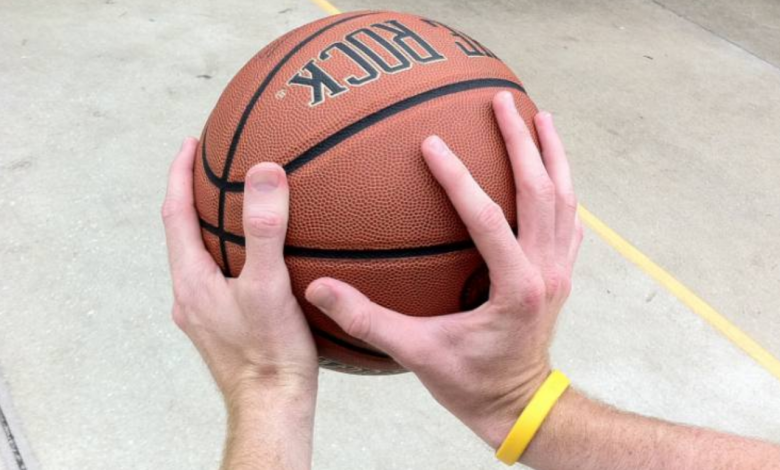 Bagaimana Cara Memegang Bola Basket