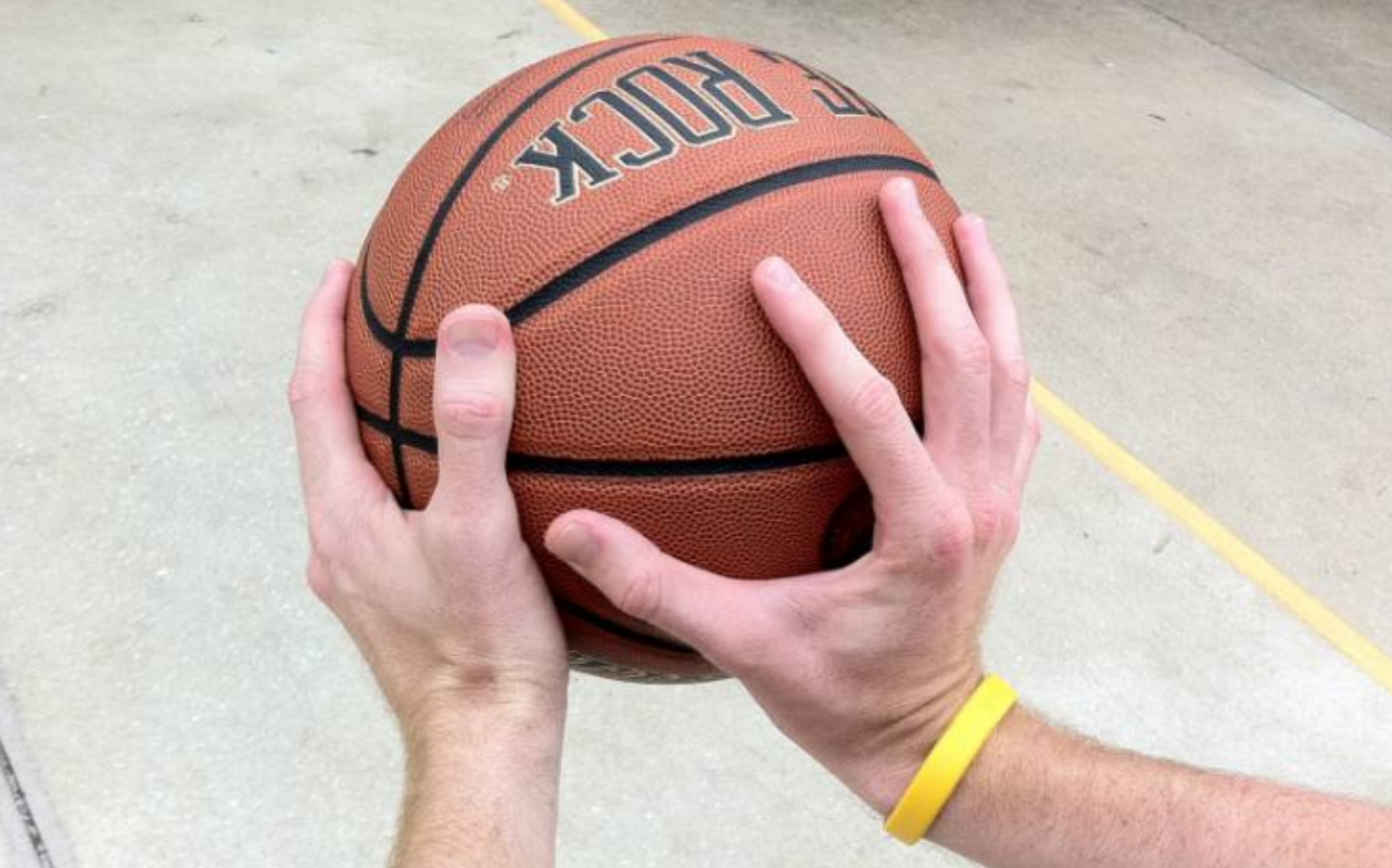 Bagaimana Cara Memegang Bola Basket