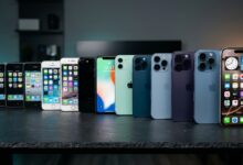 Jajaran evolusi generasi iPhone Apple dari masa ke masa di atas meja studio