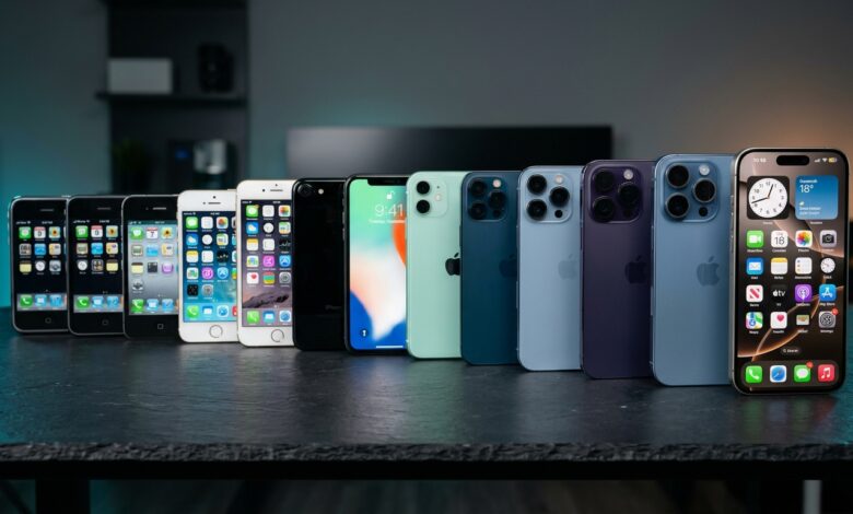 Jajaran evolusi generasi iPhone Apple dari masa ke masa di atas meja studio